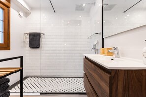 Douche, sèche-cheveux, serviettes fournies