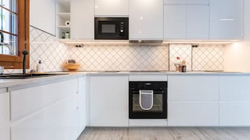 Kylskåp, mikrovågsugn, ugn och spishäll