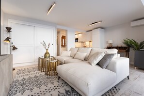 TV - Holiday Home 'Casa Nordic' with Private Terrace, Wi-Fi and Air Conditioning (Fuengirola)