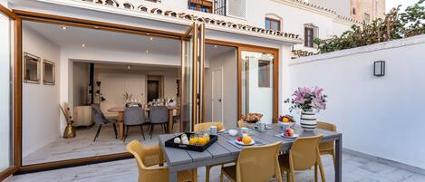 屋外ダイニングエリア