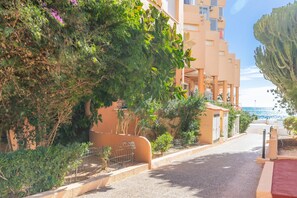 المنطقة المحيطة بالمنشأة