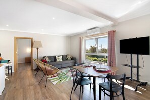 TV - Holiday Home "Casa no Campo" with Sea View, Shared Pool & Wi-Fi (Loulé)