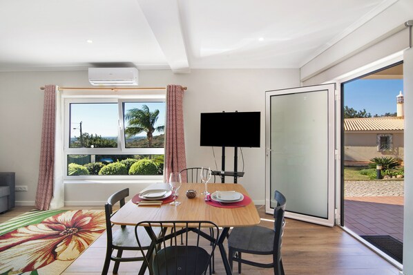 Dining - Holiday Home "Casa no Campo" with Sea View, Shared Pool & Wi-Fi (Loulé)