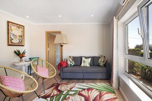 TV - Holiday Home "Casa no Campo" with Sea View, Shared Pool & Wi-Fi (Loulé)