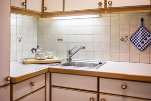 Fridge, oven, stovetop, coffee/tea maker - Holiday Apartment "Manuel's App Watschinger - Frieda" with Mountain View & Wi-Fi (Sexten)