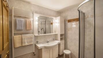 Shower, towels