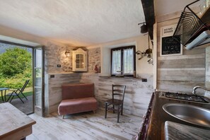 Kylskåp, ugn, spishäll och kaffe- och tebryggare