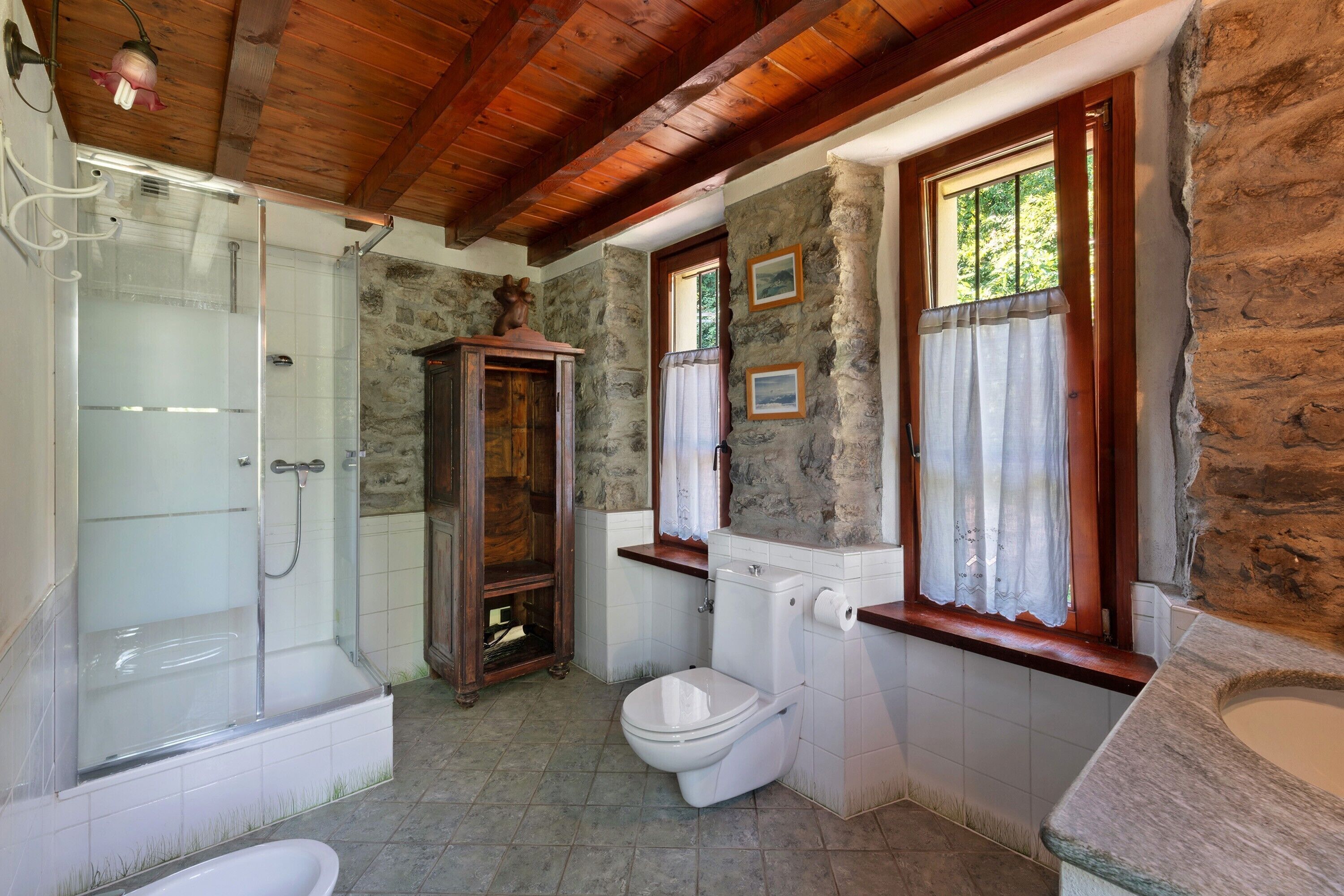 Een douche, handdoeken