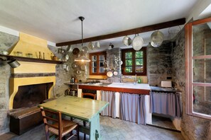Refrigerador, horno, parrilla de estufa y cafetera y tetera 