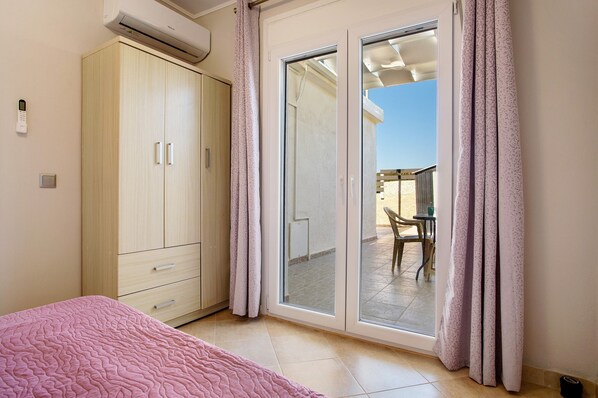 2 bedrooms, iron/ironing board, free WiFi, bed sheets