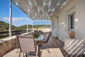 Outdoor dining - Holiday Home 'Iliovasilema' with Sea View, Wi-Fi and Air Conditioning (Zante)