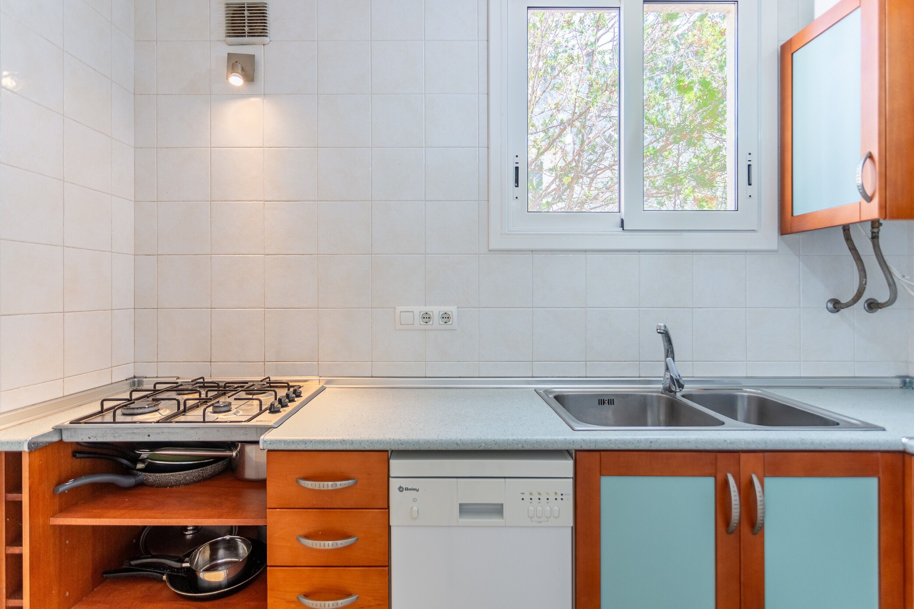 Fridge, stovetop, dishwasher, coffee/tea maker