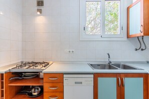 Frigorífico, placa de cocina, lavavajillas y cafetera o tetera