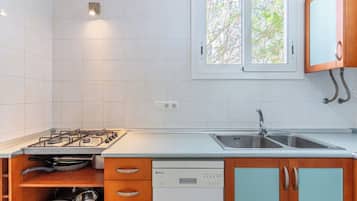 Fridge, stovetop, dishwasher, coffee/tea maker