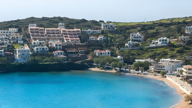 A coastal town with buildings on a hillside overlooking a clear blue sea. - Apartment 'Batsi View House' with Sea View, Wi-Fi and Air Conditioning (Andros)