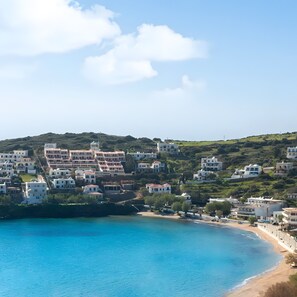 A coastal town with buildings on a hillside overlooking a clear blue sea. - Apartment 'Batsi View House' with Sea View, Wi-Fi and Air Conditioning (Andros)