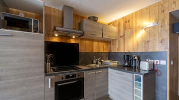 Jääkaappi, mikroaaltouuni, uuni, liesi