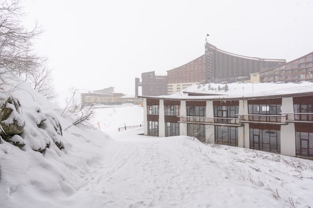 Exterior. Apartment 'Arc 2000' with Mountain View and Balcony