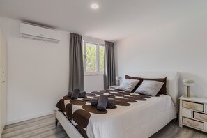 3 bedrooms, iron/ironing board, free WiFi, bed sheets