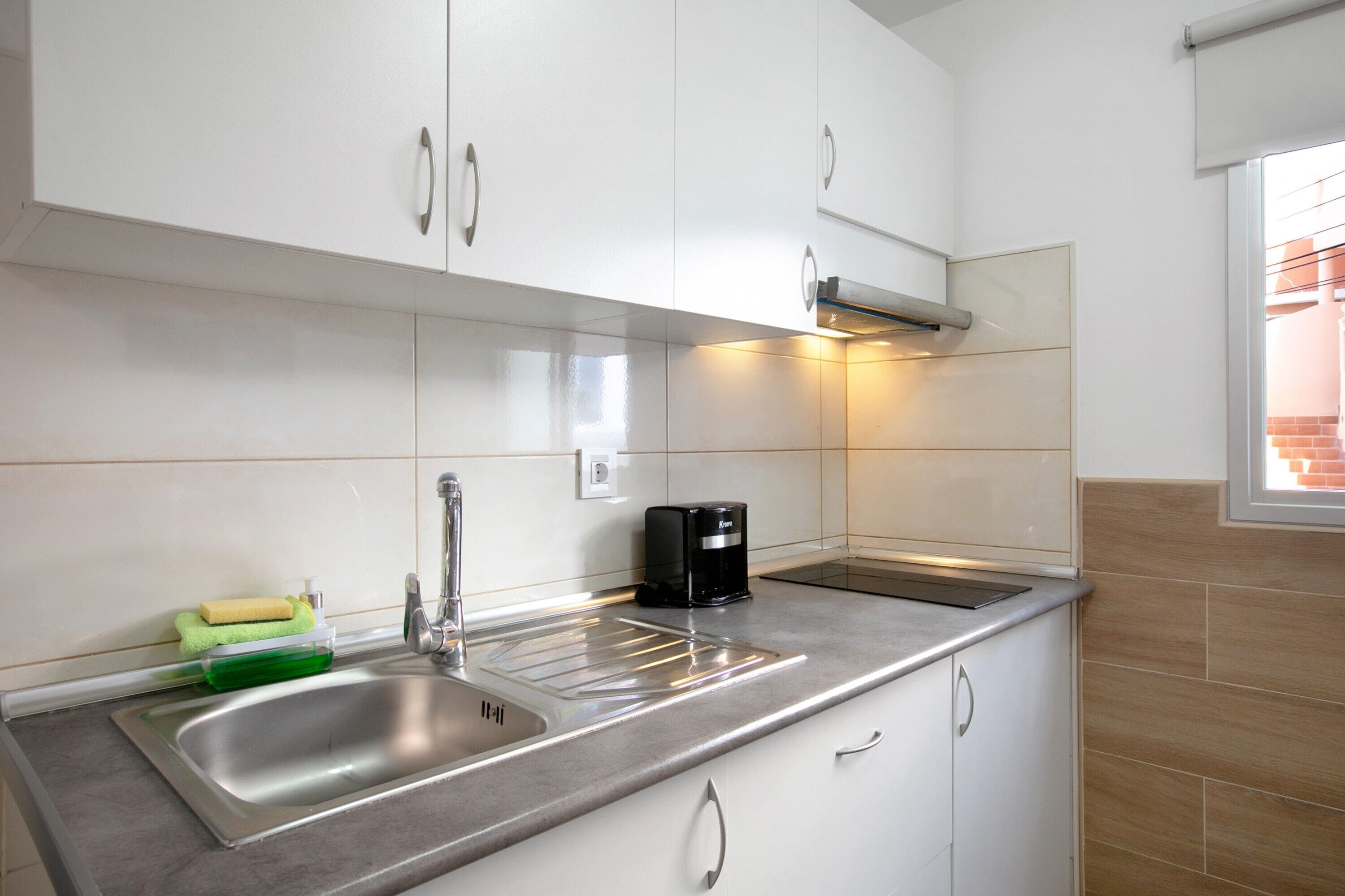 Frigorífico, microondas, placa de cocina y cafetera o tetera