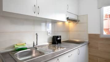 Frigorífico, microondas, placa de cocina y cafetera o tetera