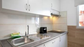 Réfrigérateur, micro-ondes, plaque de cuisson, cafetiÚre/bouilloire