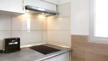 Refrigerador, microondas, placa de cocina, cafetera/tetera