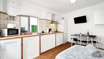 Frigorífico, microondas, placa de cocina y cafetera o tetera