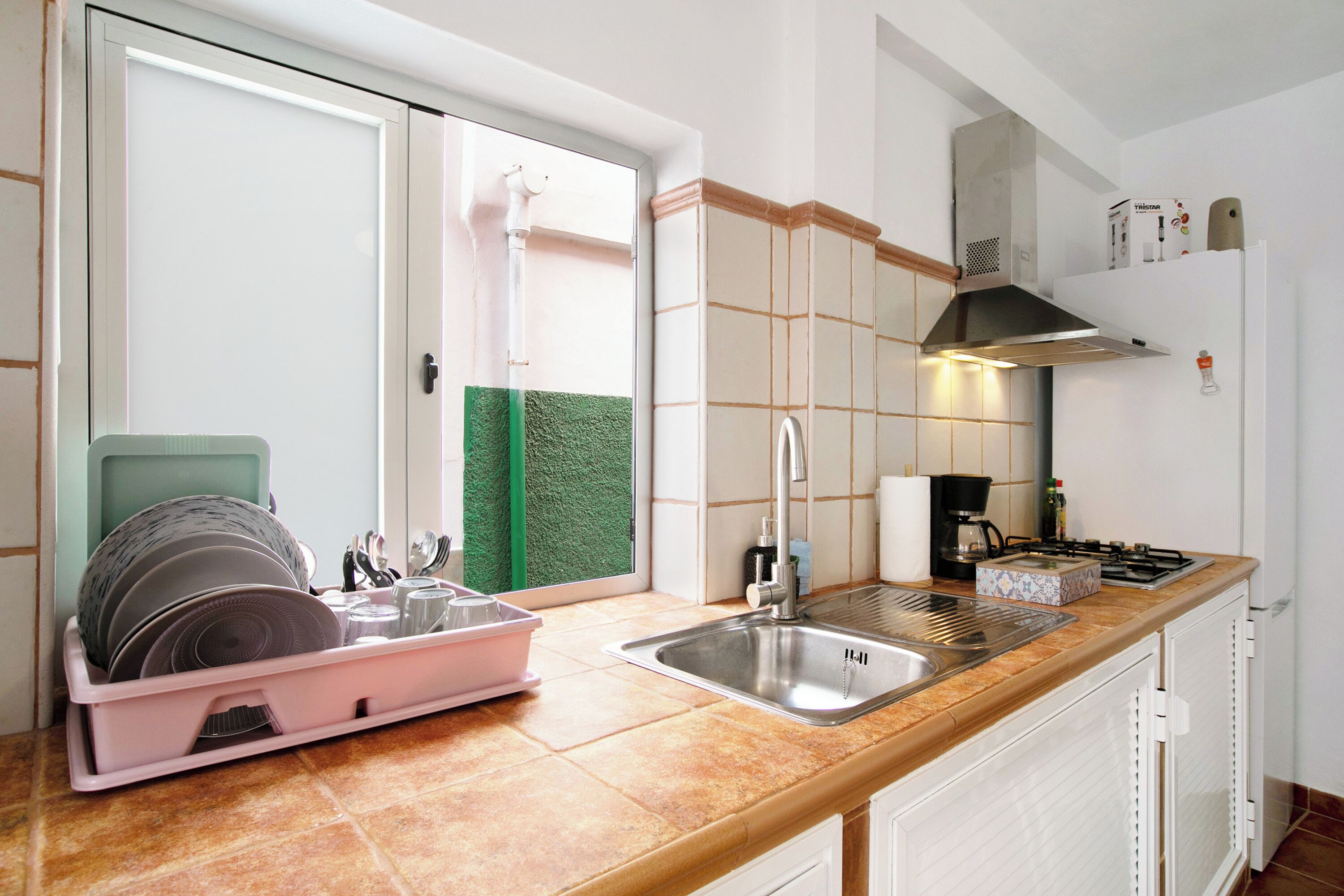 Een koelkast, een magnetron, een kookplaat