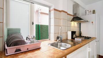 Een koelkast, een magnetron, een kookplaat