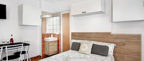 Free WiFi, bed sheets