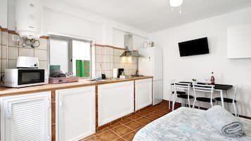 Køleskab, mikrobølgeovn, kogeplade, kaffe-/temaskine