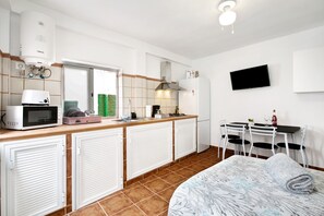 Geladeira, micro-ondas, cooktop, cafeteira/chaleira