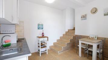 Réfrigérateur, micro-ondes, plaque de cuisson, cafetiÚre/bouilloire