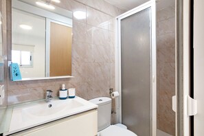 Shower, towels - Vacation Home "La Morena 3A" with Wi-Fi (El Pris)