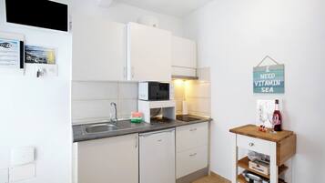 Frigorífico, microondas, placa de cocina y cafetera o tetera