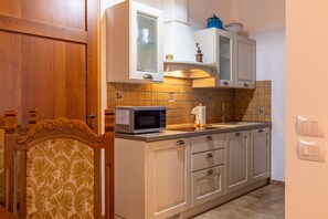 Fridge, microwave, stovetop, coffee/tea maker - Apartment "Agriturismo Il Casato Mag-il Giogo" with Mountain View, Terrace and Wi-Fi (Pienza)