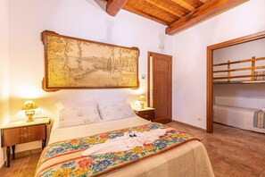1 habitación, tabla de planchar con plancha, wifi gratis y ropa de cama 