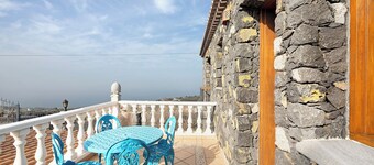 Vacation Home "El Limonero" with Sea View, Private Terrace & Wi-Fi