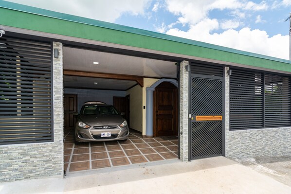 Property grounds - 3 Bedroom & 2 Bath Villa just 3 blocks from Downtown La Fortuna (La Fortuna)