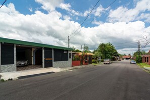 Exterior - 3 Bedroom & 2 Bath Villa just 3 blocks from Downtown La Fortuna (La Fortuna)
