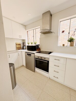 Dishwasher - Cozy Modern Apartment In Coogee! 8mins Walk From The Beach. (Randwick)