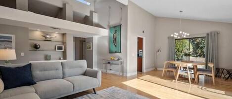 Smart-TV, Kamin, Bücher