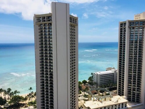 Contemporary Waikiki Beach Condo with Rooftop Pool, Superb Shopping and Dinning 