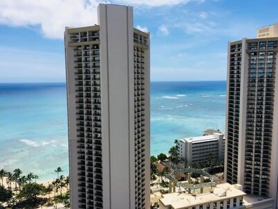 Contemporary Waikiki Beach Condo with Rooftop Pool, Superb Shopping and Dinning