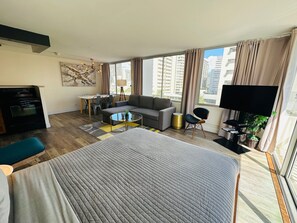 1 bedroom, desk, iron/ironing board, free WiFi - Contemporary Waikiki Beach Condo with Rooftop Pool, Superb Shopping and Dinning  (Honolulu)