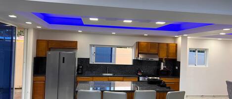 Réfrigérateur, four à micro-ondes, un four, surface de cuisson