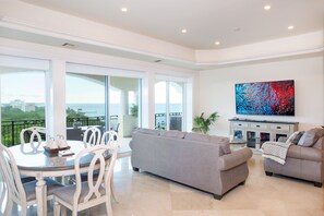 TV connectée, livres, écrans d'ordinateur, imprimantes