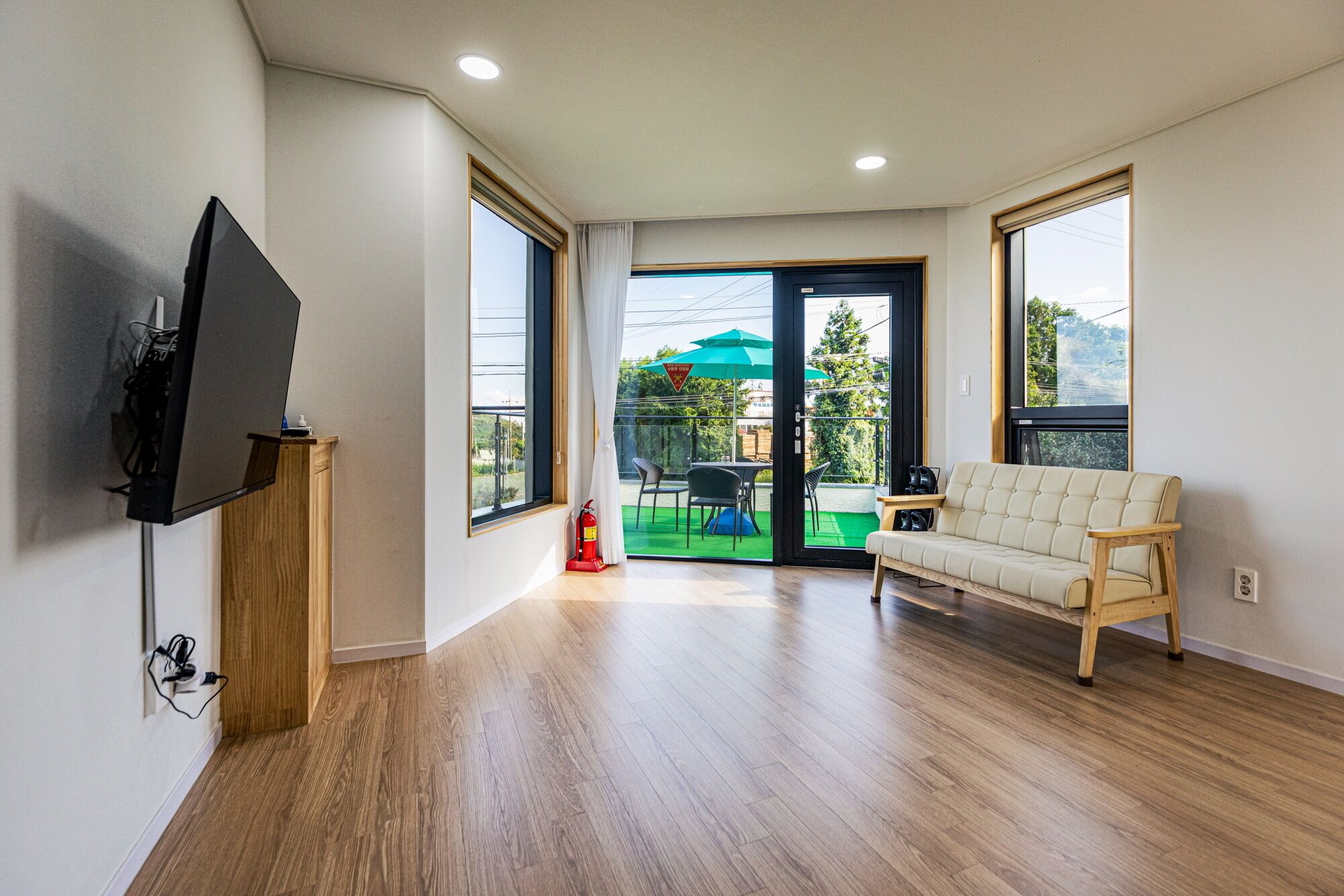 Een 55-inch ledtelevisie met kabelzenders