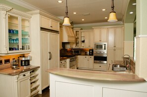 冷蔵庫、電子レンジ、オーブン、コンロ